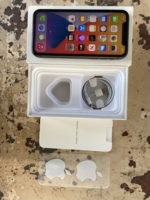 Продам Айфон 11 64 ГБ