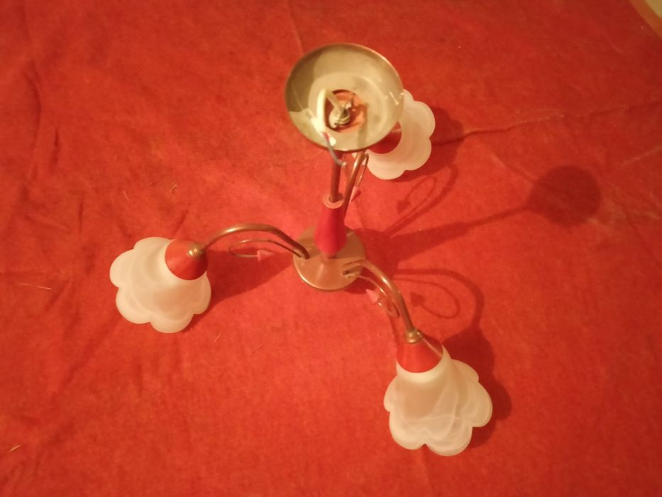 Żyrandol trójramienny, trzy klosze, lampa