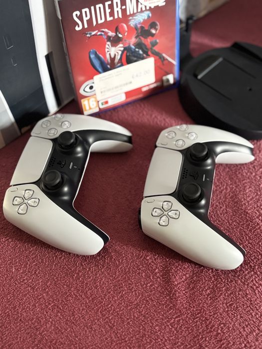 PS5 825 GB com dois comandos