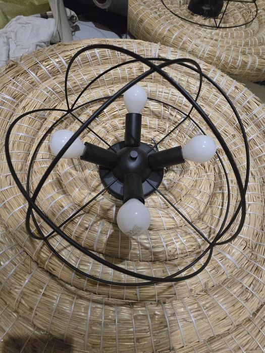 Lampa sufitowa z żarówkami