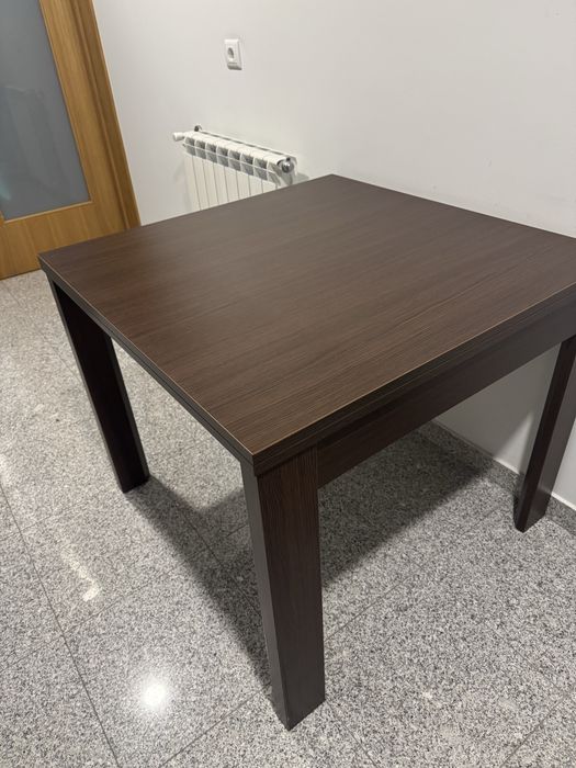 Mesa de sala de jantar/cozinha desdobrável.
