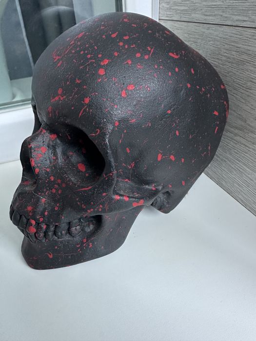 Статуетка у формі черепа