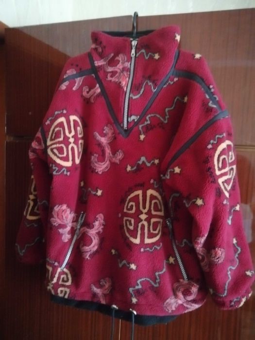 Красная теплая кофта размер S