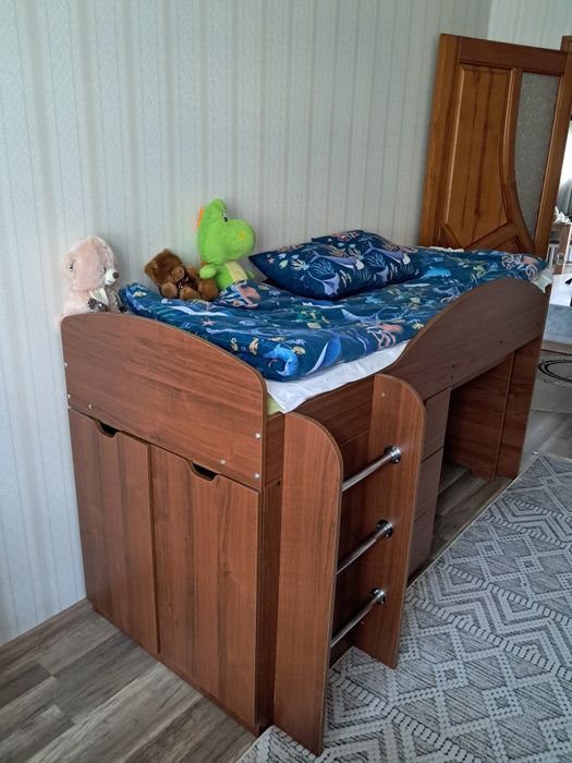 Дитяче ліжко з драбиною