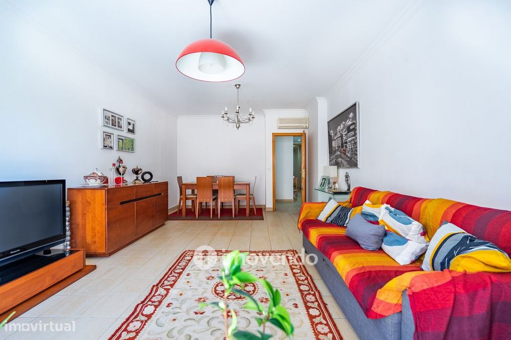 Apartamento T3 com áreas amplas, varandas e arrecadação, em Alverca