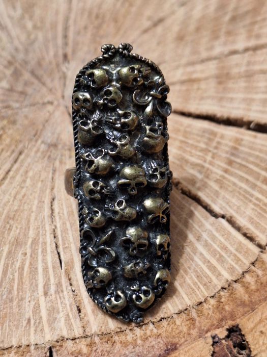 Anel gótico caveiras