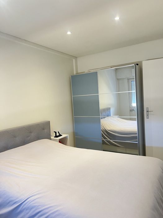 Quarto para Casal em Portas de Benfica – T2 Equipado com Varanda Fechada (Metro Linha Azul)
