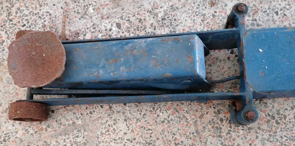 Macaco auto, 2 t (? ), usado, bastante resistente