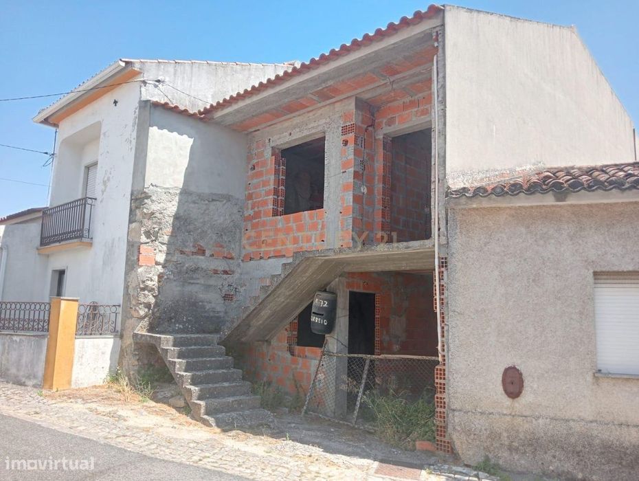 Terreno urbano  com moradia T2 +2 em  pré-construção em Bugalhos, Alca — Bugalhos, Santarém
