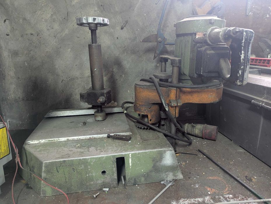 Vendo máquinas de serralharia e alumínios