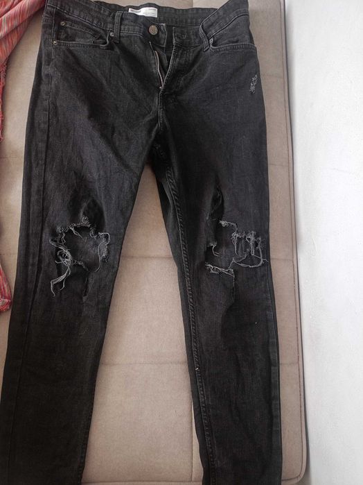 Spodnie męskie z dziurami