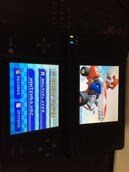 Nintendo DSi с играми, стилус и зарядка