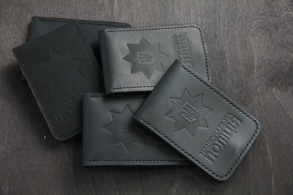 Обкладинка для жетона і посвідчення національної поліції.
