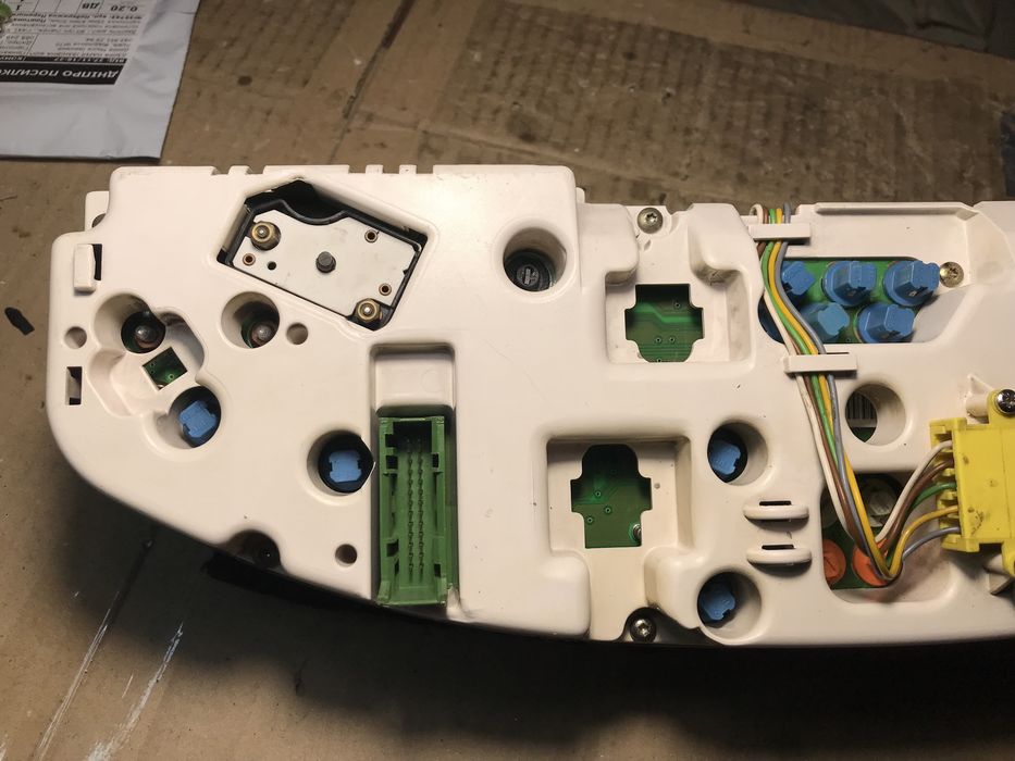 Ауди  а6 с4 , 100  дизель и  бензин, панель приборов.