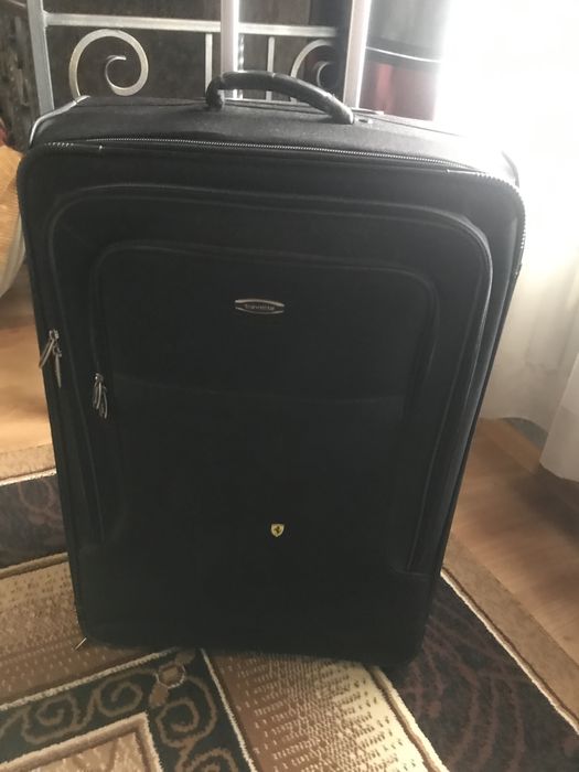 Чёрный чемодан для путешествий
