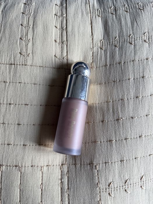 Bronzer Rare Beauty w plynie
