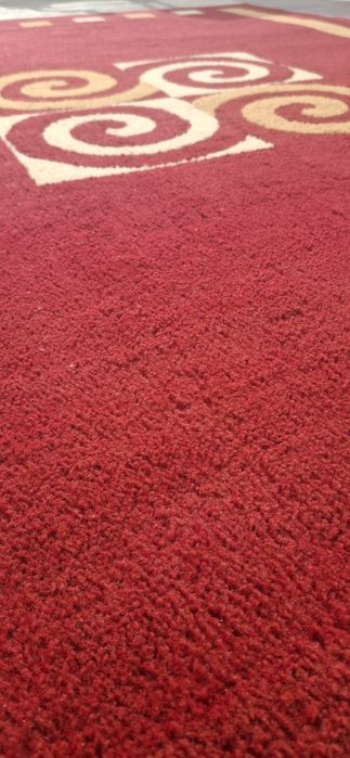 Tapete Moderno Vermelho e Dourado (1.60m x 2.20m) – Excelente Estado