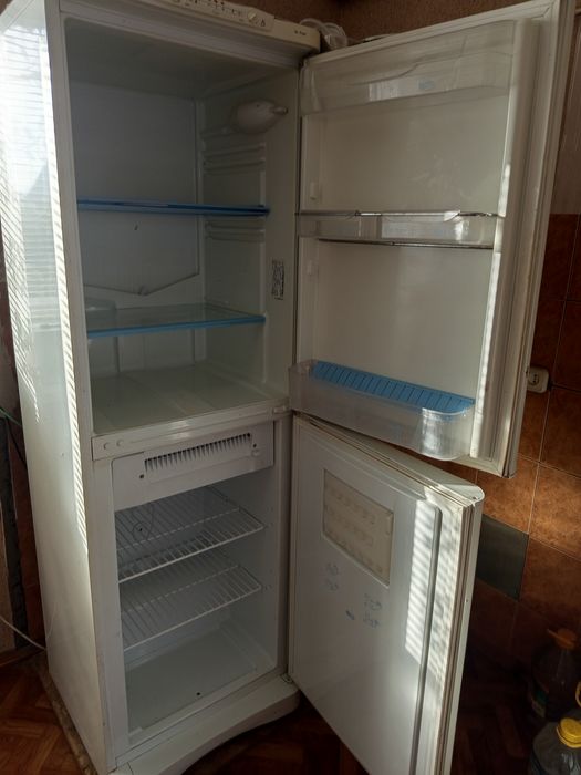 Холодиник Індезід 1,87см,під ремонт або на запчастини
