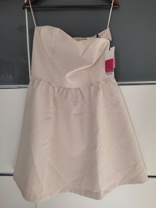 Sukienka z odkrytymi ramionami