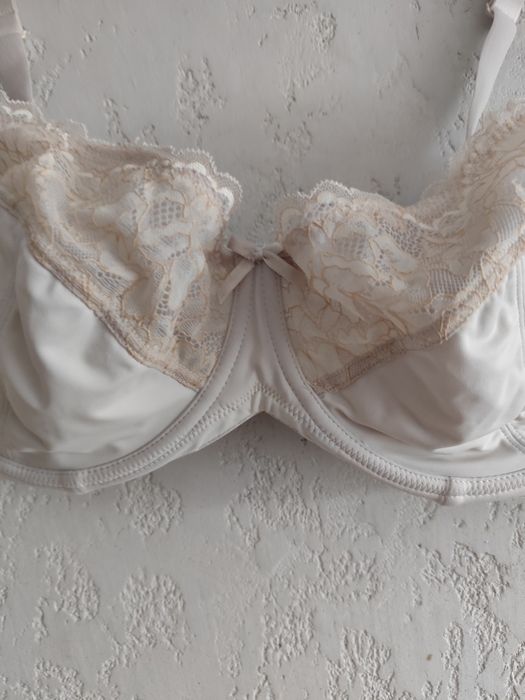 Biustonosz z koronką na regulowane ramiączka rozm 95F. Miriale.