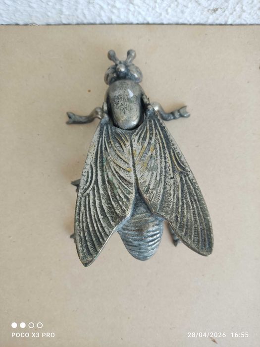 Mosca em metal abre