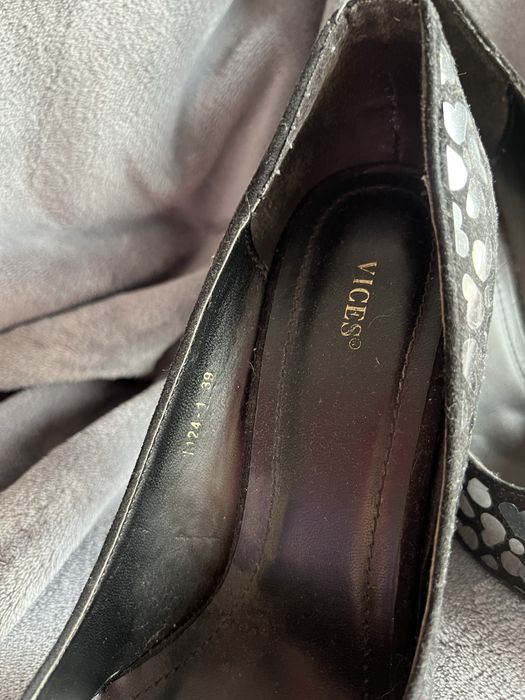 Szpilki w serca czarne