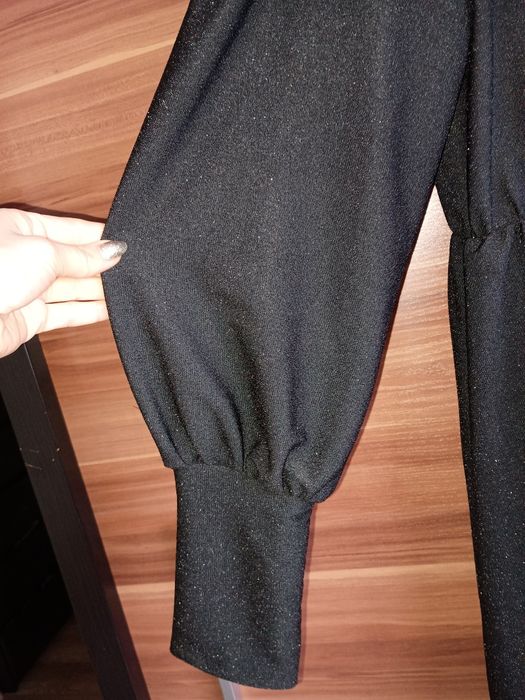 Piękna czarna blyszczaca sukienka