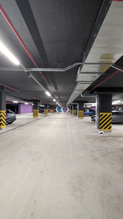Здається велике паркомісце в паркінгу ЖК Манхетин