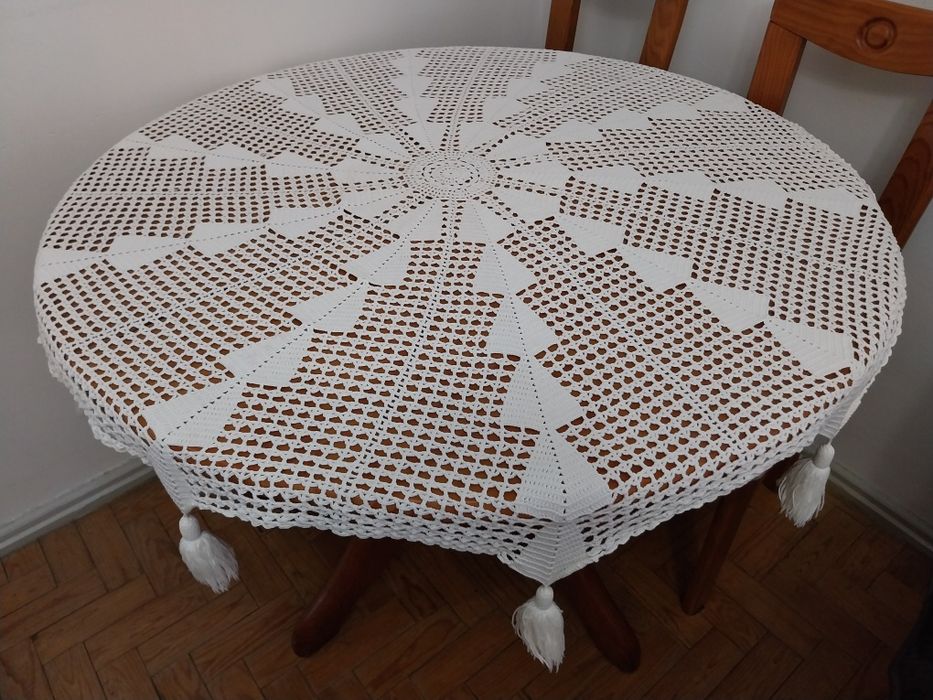 Colcha e toalha de mesa em crochê