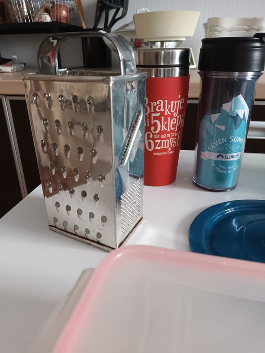 Naczynia kuchenne różne. Miski, kubki , kubki termiczne,  itp.