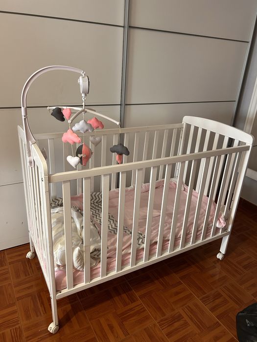 Berço de bebé e colchão