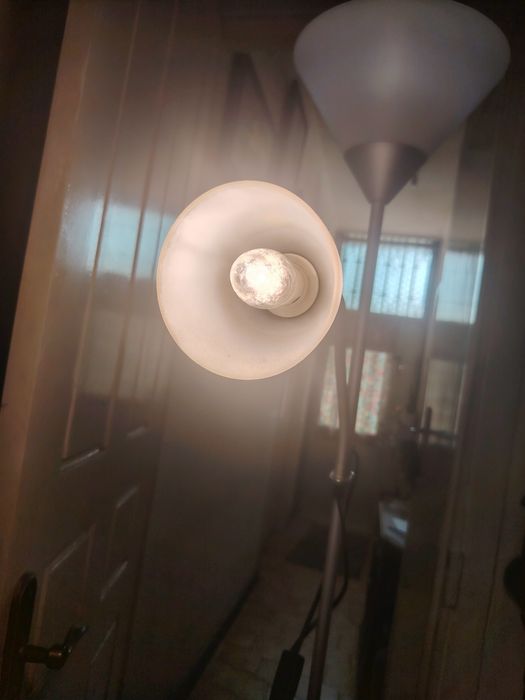 25€ candeeiro de pé,mede 1,80m altura entrego em Rio tinto