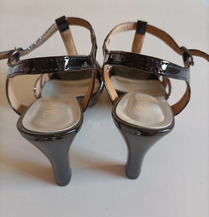 Sandália verniz preto e prata