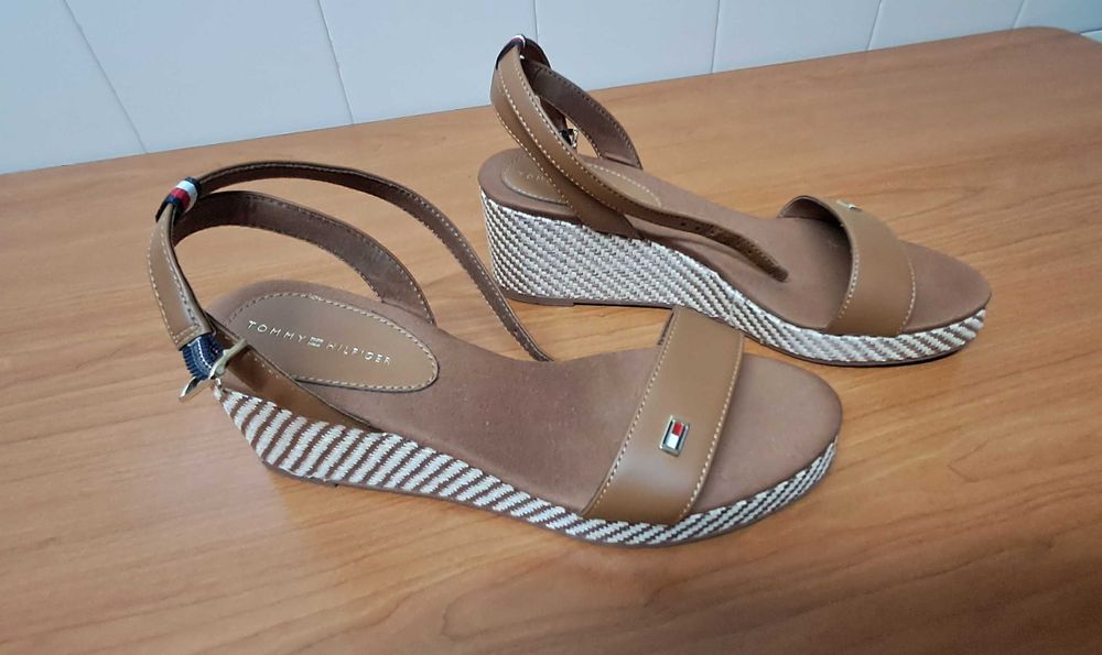 Sandálias TOMMY HILFIGER camel, novas a estrear, tam. 37