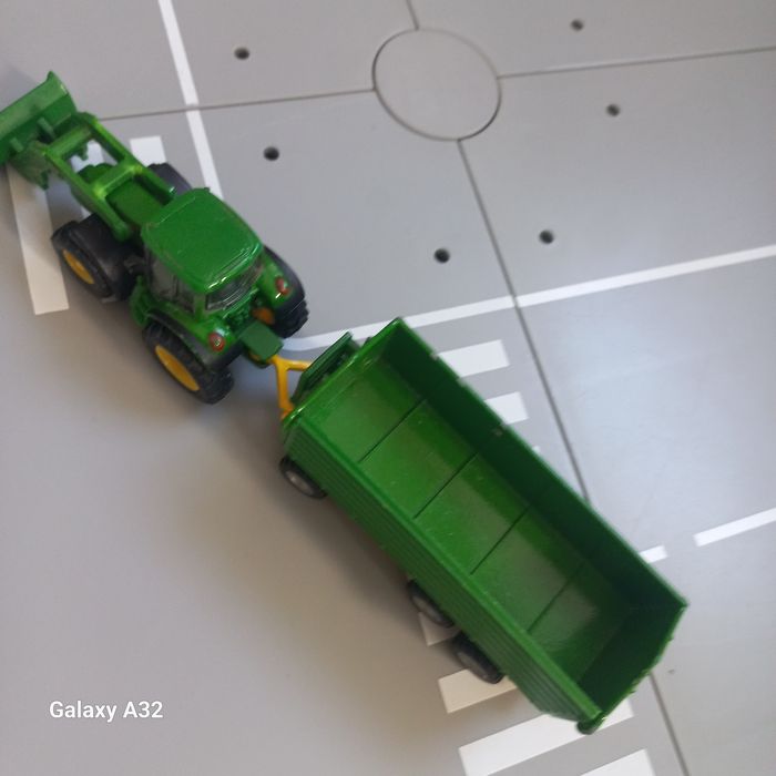 Siku  traktor John deere z ladowaczem I przyczepa  metalowa