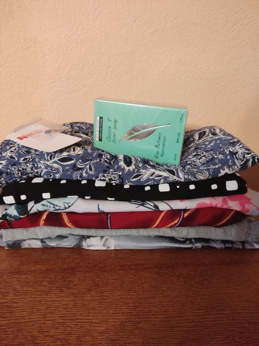 Bluzki damskie z krótkim rękawem i bez