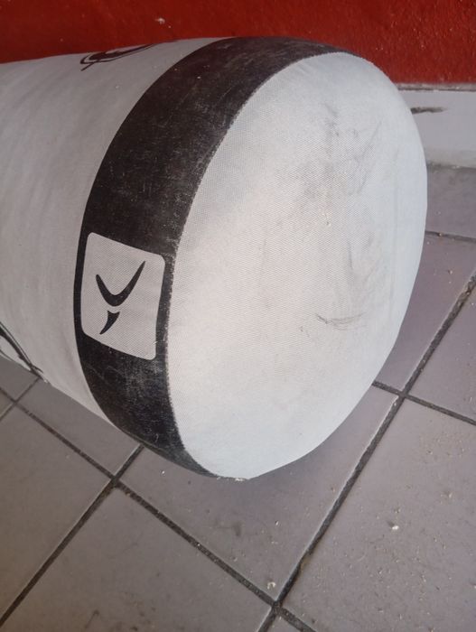 Saco de boxe cinzento