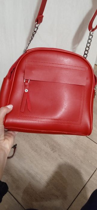 Сумка через плече,досить містка,колір трохи приглушеніший насправді ні