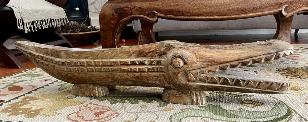 Crocodilo proveniente de Bali, de madeira maciça esculpido à mão