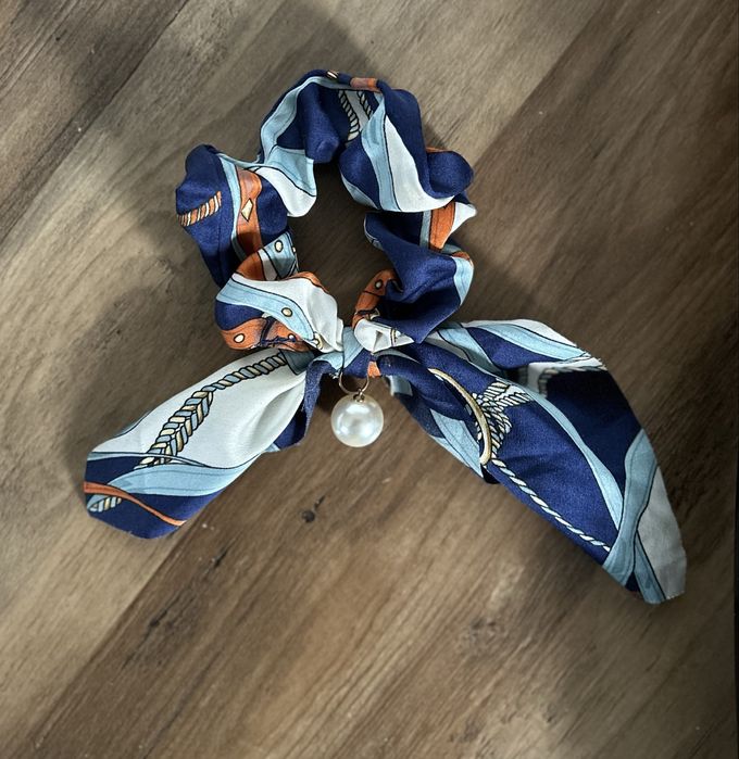 Elegancka scrunchie (gumka do włosów) z perłą
