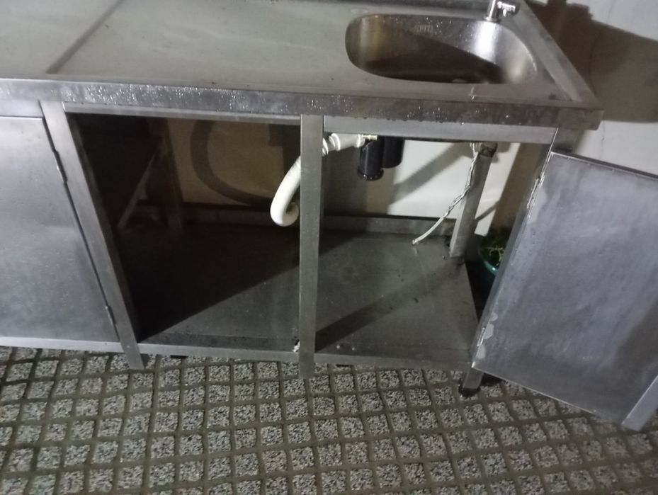 Banca ou escaparate com pia e portas em inox