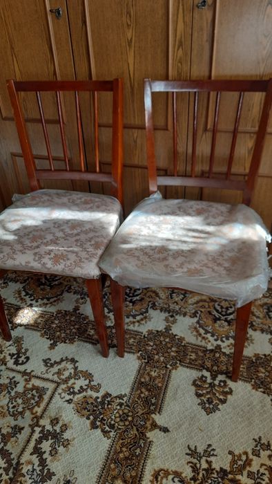 Деревянные стулья