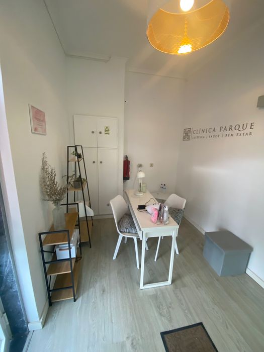 Aluga-se mesa/espaço