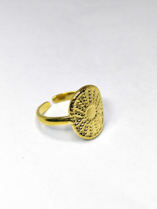 Złoty pierścionek regulowany z teksturowaną blaszką stal chirurgiczna