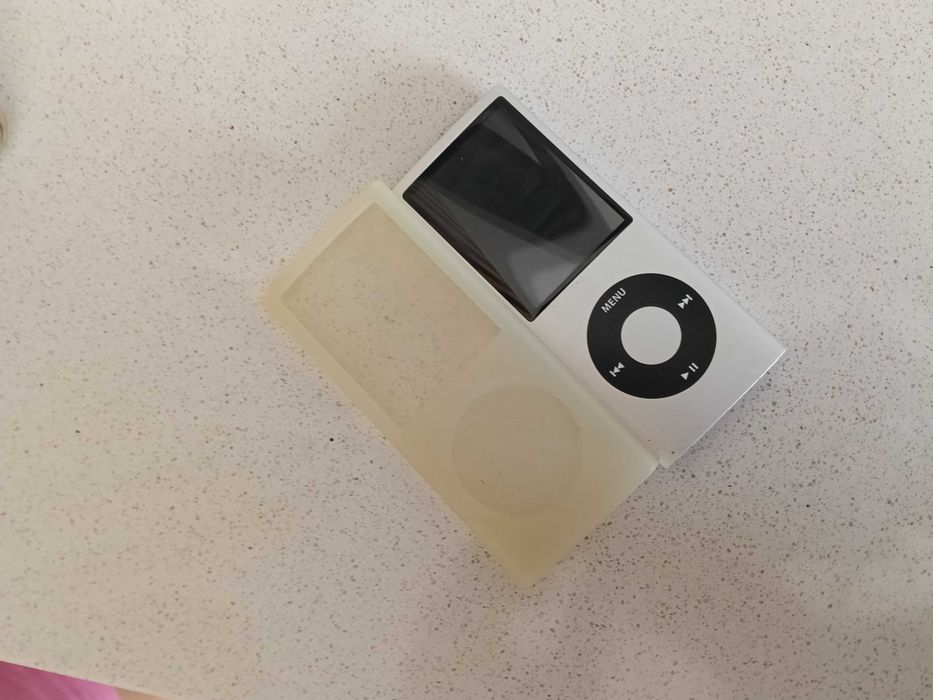 IPod com carregador bateria ótima e com capa