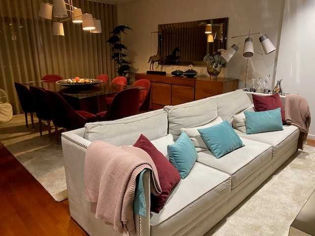 Sofá em veludo Laskasas, com tachas prateadas.