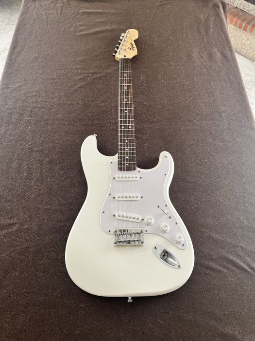 Guitarra Squier Stratocaster Sonic + Amp Fender Frontman 10G