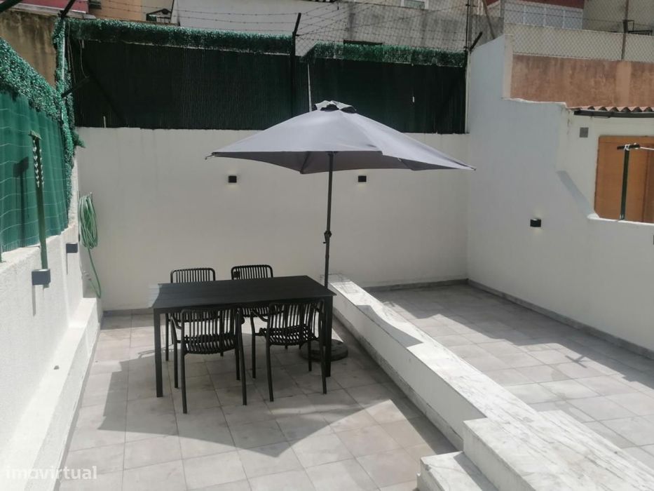 Quarto - localizado em Amadora Lisbon
