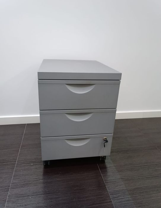 Bloco de gavetas com rodas