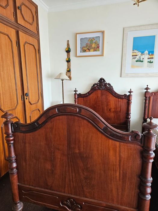 Duas Camas individuais madeira maciça trabalhadas